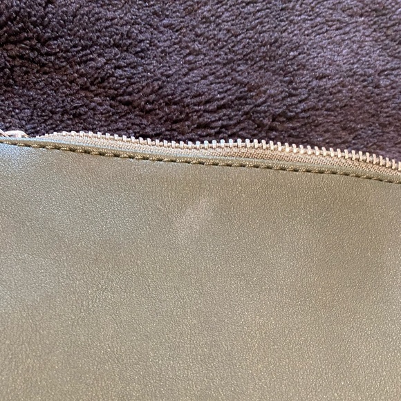 Green pleated rubber tote bag gently used - Picture 5 of 11